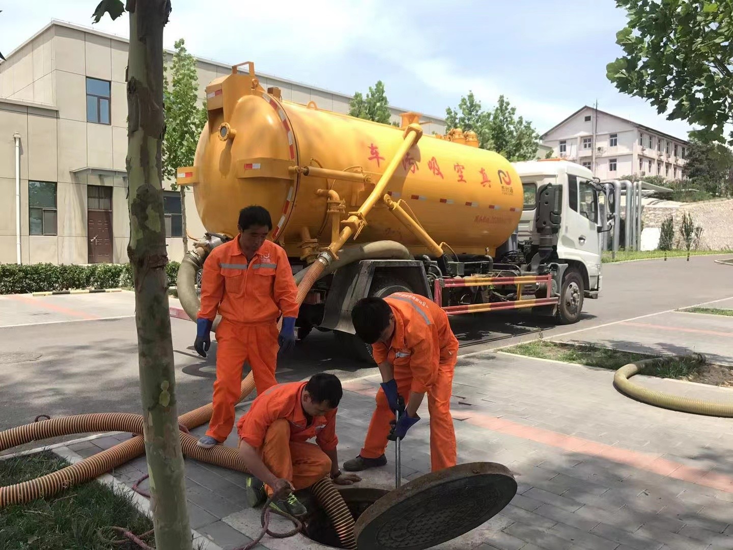 普宁管道疏通车停在窨井附近